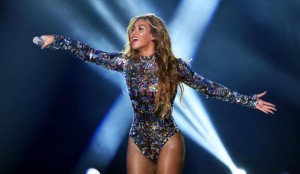 beyonce-gives-surprise-performance-at-blue-ivys-elementary-school-gala-video_1