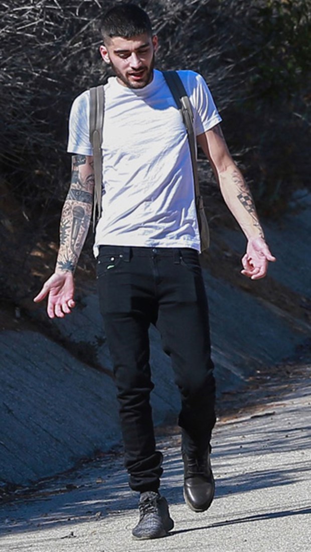 zayn_malik_iki_ayagina_iki_farkli_model_ayakkabi_giydi_(5)_6546738555746fb1c81e0e