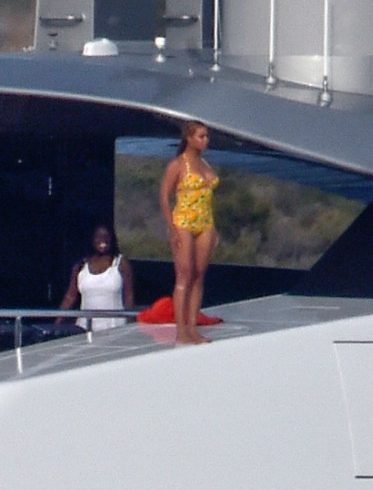beyonce-jumps-off-yatch-081716-01-373x560