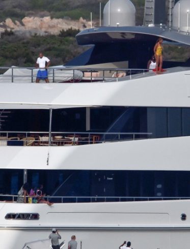 beyonce-jumps-off-yatch-081716-03-373x560