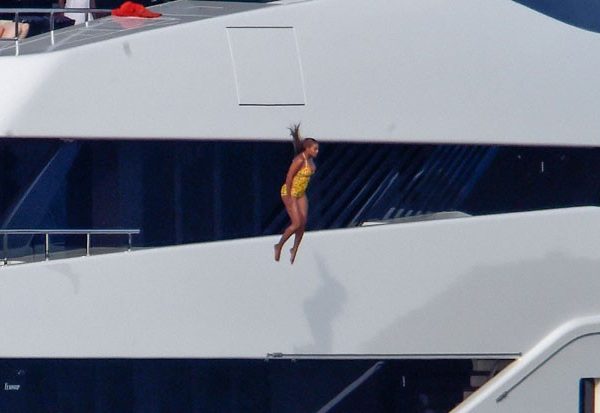 beyonce-jumps-off-yatch-081716-lead-620x413