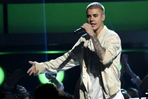 justin-bieber-skips-vmas-620x413