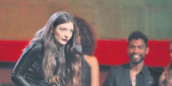 0x0-dudak-ucuklatan-komplo-teorileri-1477755472733