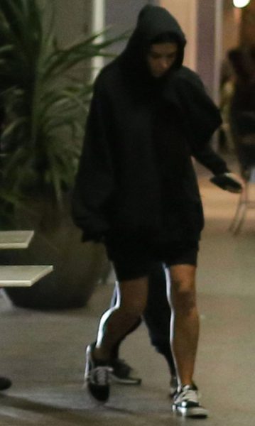 halkin-arasina-karisan-kim-kardashian-kendini-8867306_8847_m