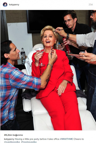 katy-perry-hillary-clinton-in-kiligina-girdi-8908464_3917_o
