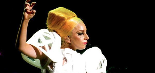İş Kazası – Lady Gaga kafasına öyle bir darbe aldı ki !