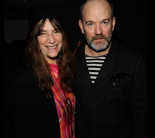 R.E.M, Patti Smith'e eşlik etti