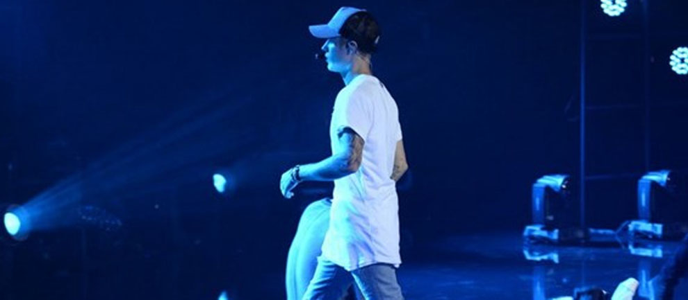 Justin Bieber sahneyi terk etti