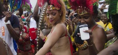 Karnaval kraliçesi Rihanna