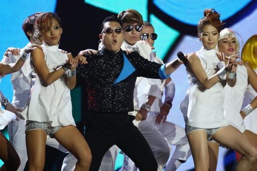 PSY – Gagnnam Style (EMA Live Performance)