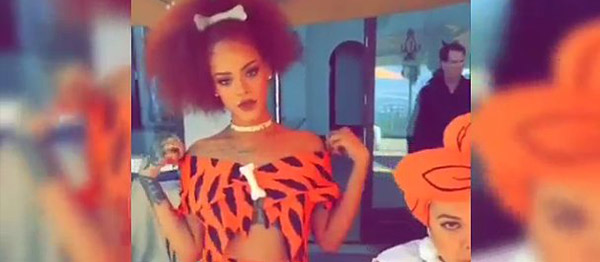 Rihanna Yeğeni İçin Çakmataş Kıyafetiyle Şarkı Söyledi – Rihanna yeğeninin doğum gününde bayan Çakmaktaş oldu!