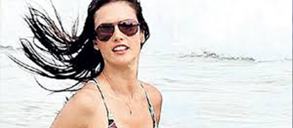 Victoria's Secret Meleği Alessandra Ambrosio Tatilde Yakalandı