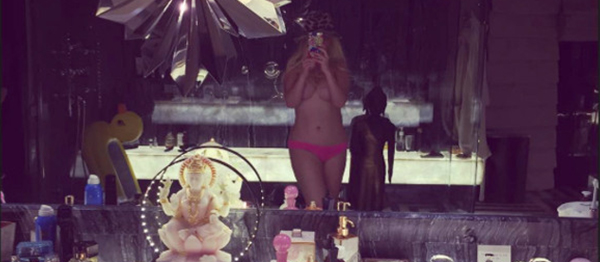 Christina Aguilera'dan Hayralara Özel Çıplak Fotoğraf