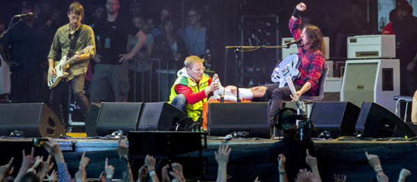 Dave Grohl İsveç Konserinde Sahneden Düştü! – Sahneden Düşerek Bacağını kıran Dave Grohl, Seyirciden Özür Diledi.