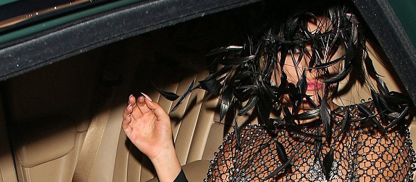 Lady Gaga İlginç Kıyafet Giyiminde Çıtayı Aştı!