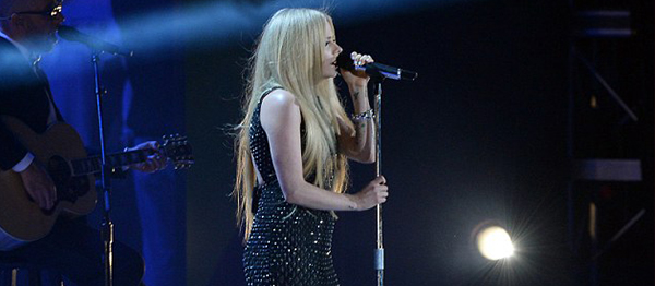 Avril Lavigne 'Fly' Performansı ile Geri Döndü