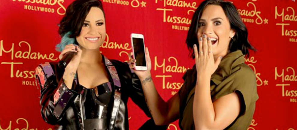 Demi Lovata Yeni Yaş Gününü Heykeli ile Kutladı