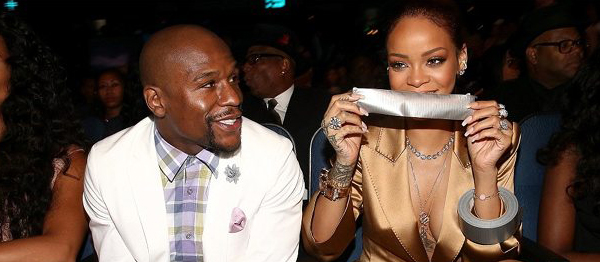 Rihanna Ödül Töreni'nde Mayweather'ı Susturdu! – Mayweather’in bandana ile ellerini bağlayan Rihanna bant ile de ağzını kapattı