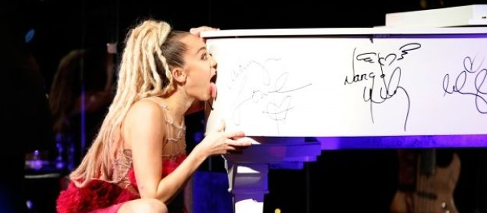 Miley Cyrus’un Yaladığı Piyano 50 Bin Dolar!