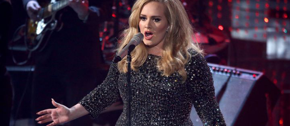 Adele Radio City Music Hall’de Performans Sergiledi