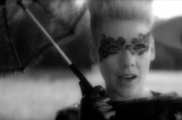 P!nk – Blow Me (One Last Kiss)