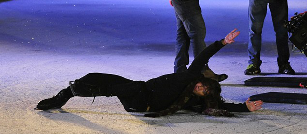 Harry Styles Konserde Düştü! – Styles Kanada konseri sırasında dengesini kaybederek düştü