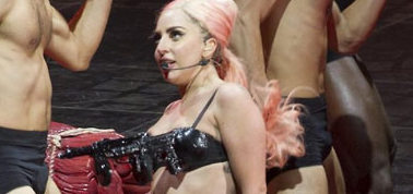 Lady Gaga'nın Kostümü Yine Tepki Aldı