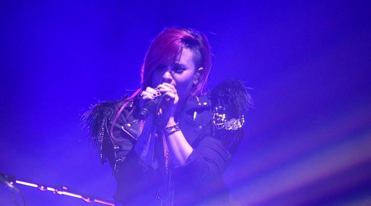 Demi Lovato – Neon Lights (Canlı Performans – Super FanFest 2014)