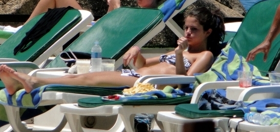 Selena Güneşin Tadını Çıkartıyor