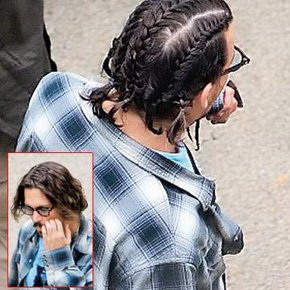 Johnny Depp örgülü saçlarla