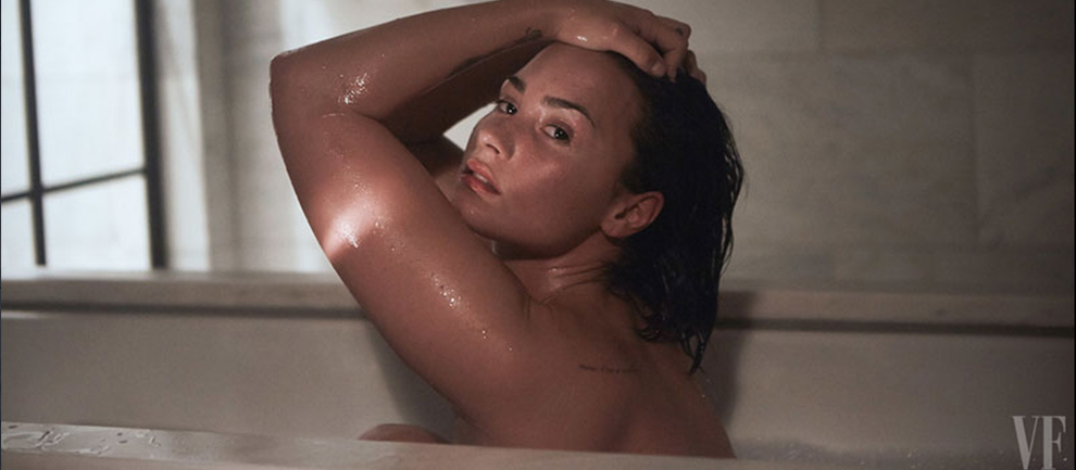Demi Lovato makyajsız, ışıksız ve kıyafetsiz poz verdi