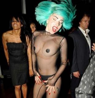 Lady Gaga, CFDA moda ödüllerinin partisinde fena dağıttı