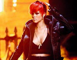 Yeni klibi için kırmızı saçlı oldu