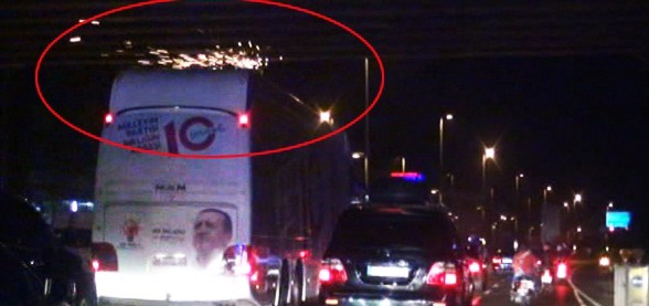 Erdoğan'ı taşıyan otobüs üst geçide sürttü