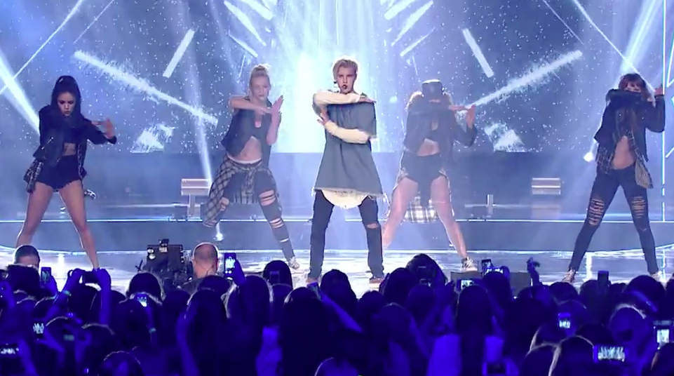 Justin Bieber – What Do You Mean (BBC Radio 1 Teen Awards)