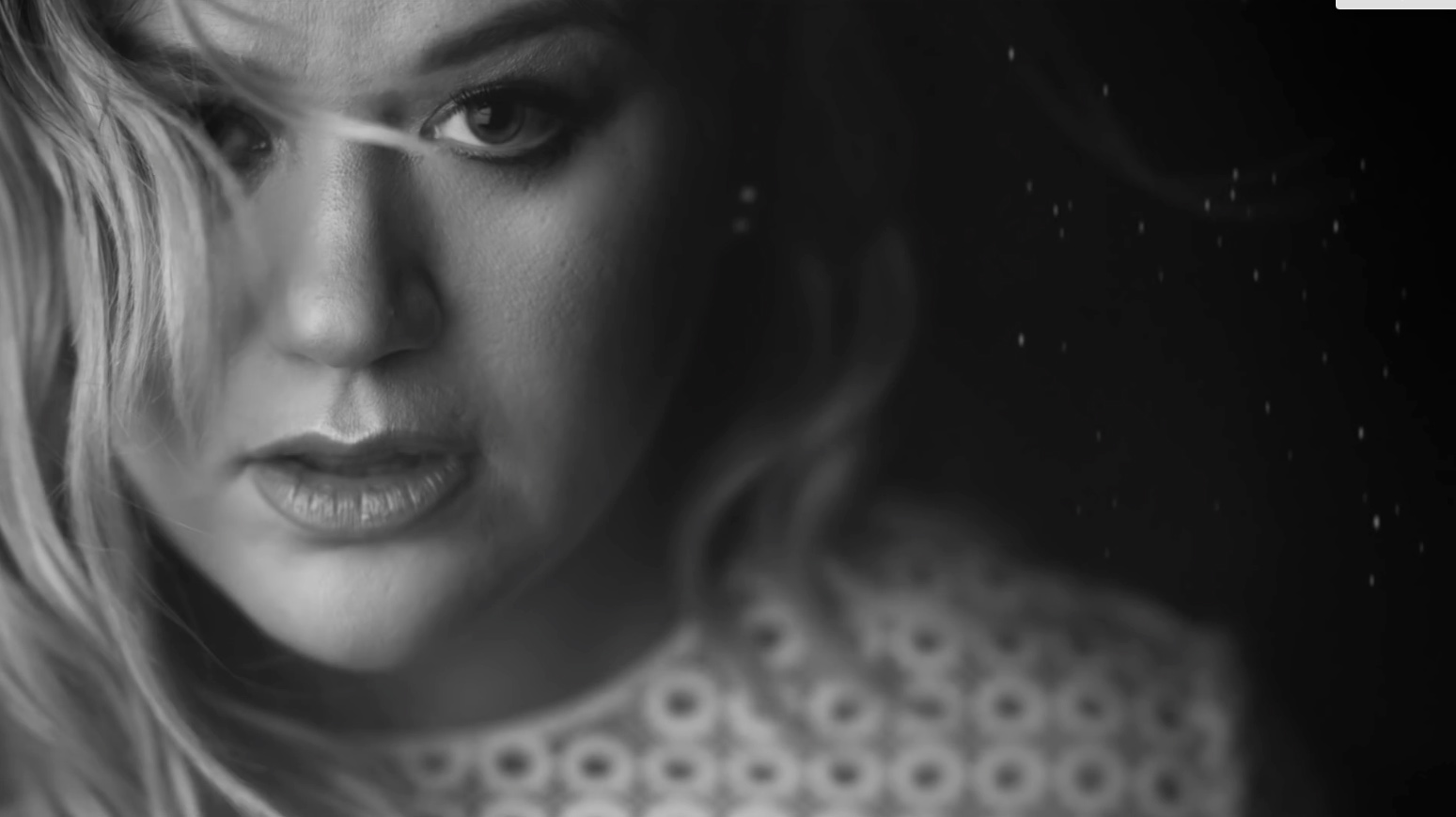 Kelly Clarkson – Piece By Piece
