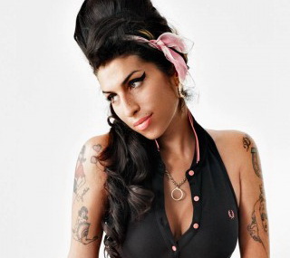 Amy Winehouse 'hanım kız' pozu verdi