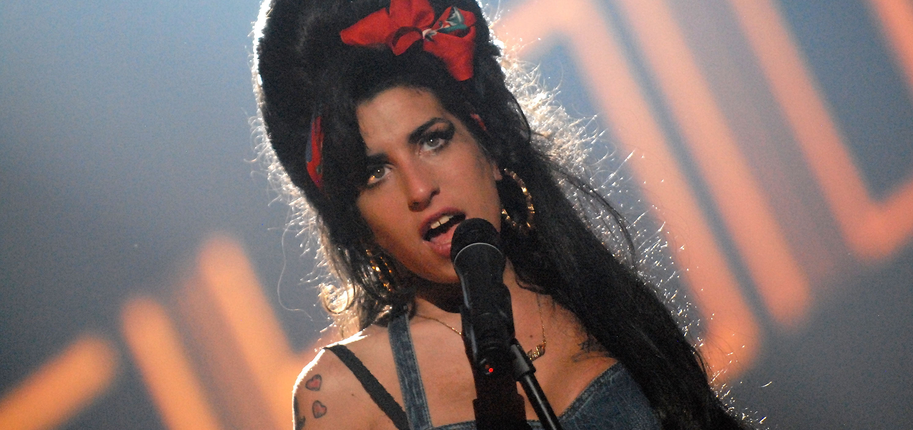 Amy Winehouse yatağında ölmüş