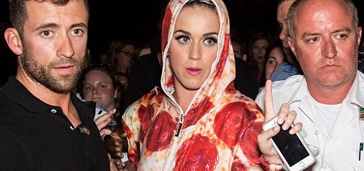 Rejimden Dolayı Yiyemediği İçin Giymeyi Tercih Etti