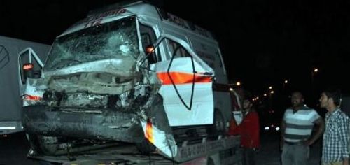 Askeri araçla ambulans çarpıştı: 1 ölü, 10 yaralı