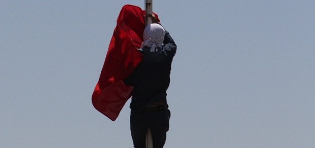 Diyarbakır'da bayrağı indirenin kimliği tespit edildi