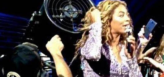 Beyonce'nin Sahnedeki Talihsiz Anları – Saçları pervaneye sıkıştı