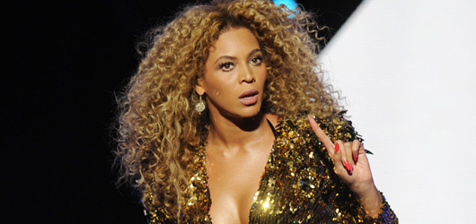 Beyonce Sahnede Tacize Uğradı – Yarı çıplak hayranı bakın ne yaptı ?