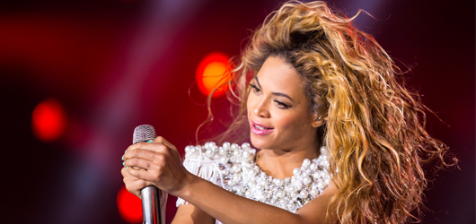 Beyonce'ye Konserde Taciz – Hayranı, ünlü şarkıcı'nın poposuna şaplak attı