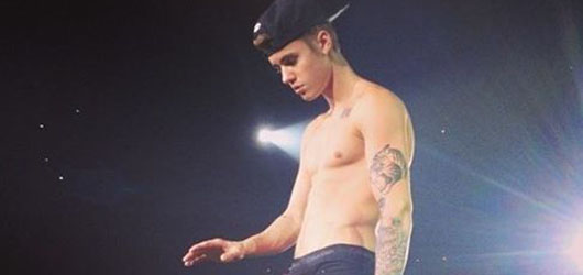 Justin Bieber Yine Yaptı Yapacağını – Hayranının telefonunu kasıklarına soktu