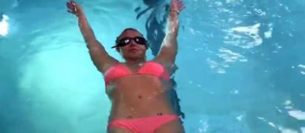 Britney Spears Pembe Bikinisiyle Yüzerken Kameralara Yansıdı