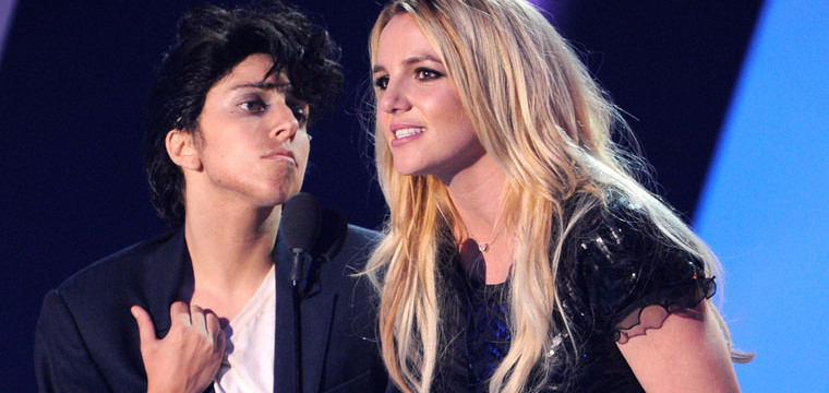 Britney bu kez öptürmedi..