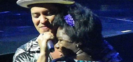 Bruno Mars'tan Romantik Serenat – Bruno Mars'ın konser görüntüsü tıklanma rekoru kırdı..