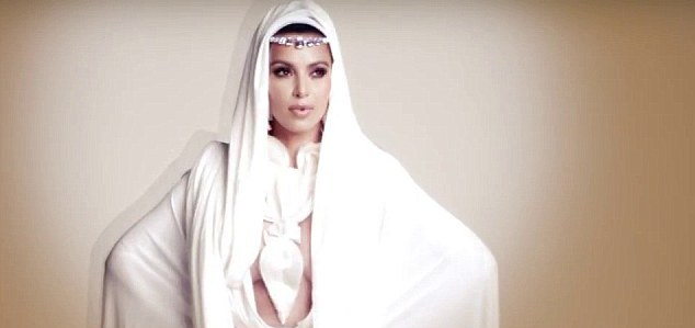 Kim Kardashian Arap Dergisi İçin Kapandı