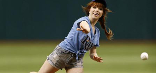 Carly Rae Jepsen Beyzbol Oynarsa – Müzikte olduğu kadar iyi olmadığı kesin !